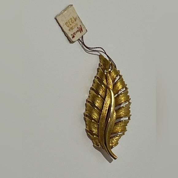 Vintage Monet Angea 1270 Leaf Brooch Pin With Original Tags Gold Tone Textured - Picture 4 of 9
